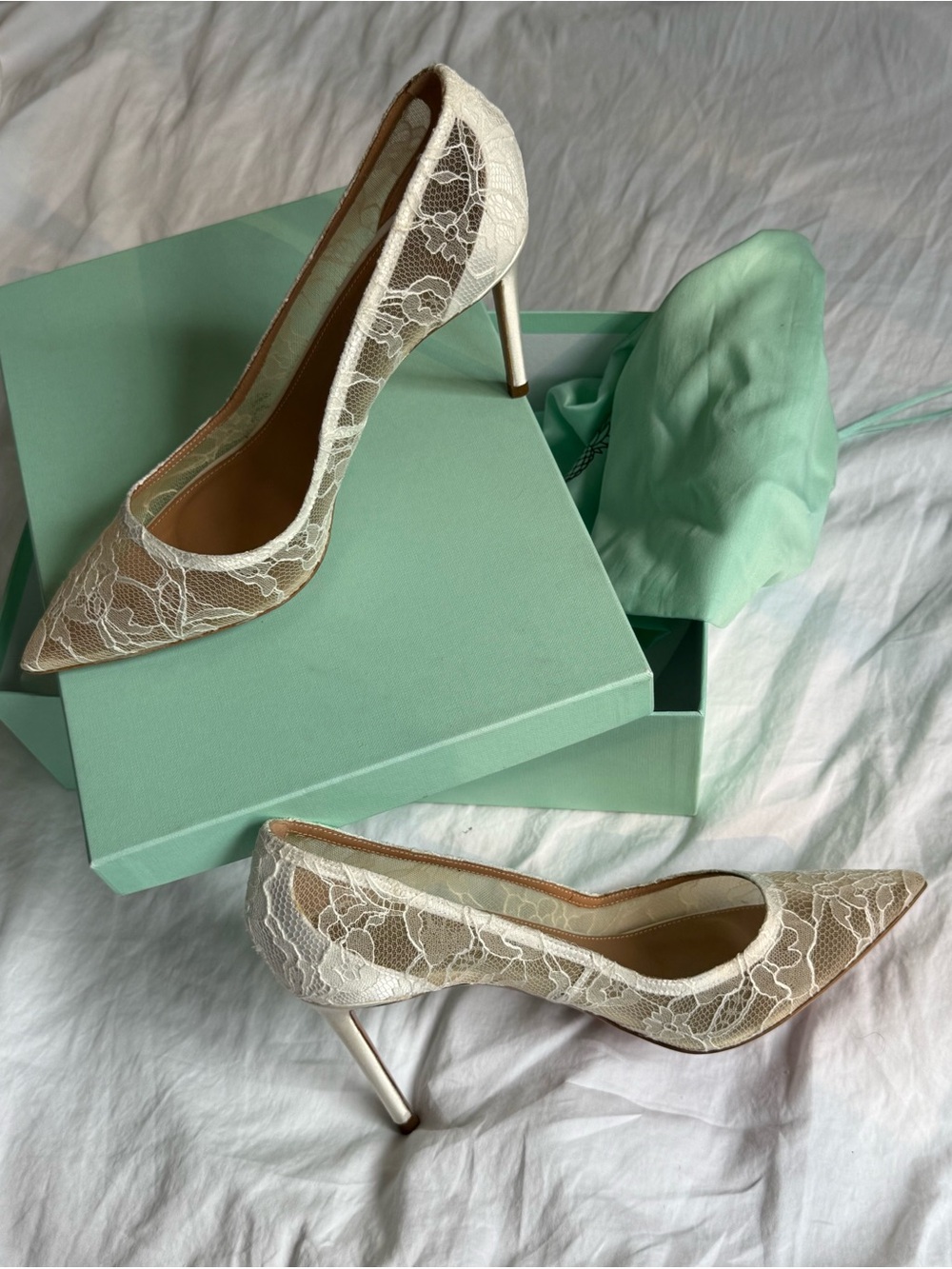 Aquazzura Elegant White Lace Pointed-Toe Stiletto Pumps